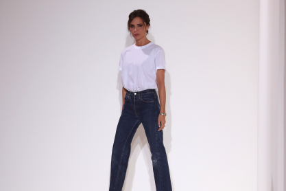 Η Victoria Beckham δουλεύει από το σπίτι και φορά το must have κομμάτι σε κάθε γυναικεία ντουλάπα