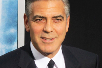 Ο George Clooney κάνει πεντικιούρ στην Catherine Zeta Jones σε μία απολαυστική throwback φωτογραφία
