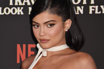 Η Kylie Jenner υιοθέτησε την απόλυτη τάση του καλοκαιριού στα νύχια της