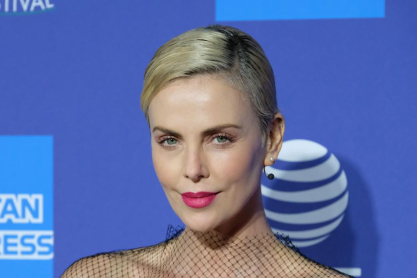 Το νέο hair look της Charlize Theron με αφορμή τον νέο πρωταγωνιστικό της ρόλο, μας εντυπωσίασε για ακόμη μια φορά