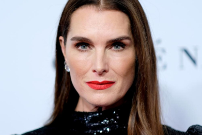 H Brooke Shields φωτογραφίζεται με μαγιό και αποδεικνύει ότι παραμένει εκθαμβωτική στα 54 της