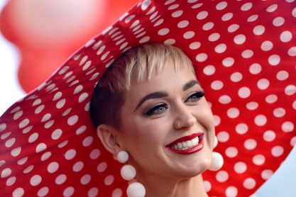 Η Katy Perry αποκαλύπτει μέσα από ένα crop top την προχωρημένη της εγκυμοσύνη σε ένα αξιολάτρευτο video 