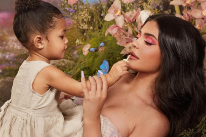 Η Kylie Jenner μοιάζει δίδυμη με την 2χρονη κόρη της, Stormi σε μια γλυκιά παιδική φωτογραφία