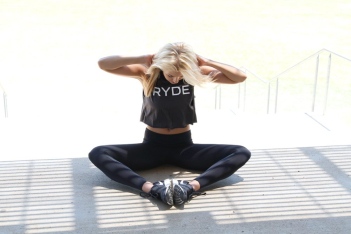 Η Yoga & Pilates Teacher Ιωάννα Κολιακουδάκη μάς δείχνει ένα 10λεπτο πρόγραμμα που υπόσχεται επίπεδη κοιλιά