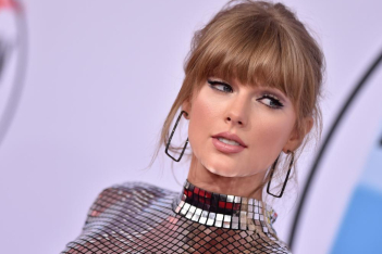 Η Taylor Swift κάνει πρόποση στον εαυτό της και "τσουγκρίζει" το ποτήρι της με την καραντίνα