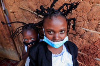 "Coronavirus hairstyle": Το νέο χτένισμα που υιοθετούν τα παιδιά στην Αφρική θυμίζει το σχήμα του κορωνοϊού και αφυπνίζει