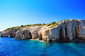 Οκτώ εντυπωσιακές θαλάσσιες σπηλιές στα ελληνικά νησιά 