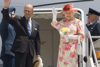 Οι συμβολισμοί πίσω από την τσάντα της βασίλισσας Ελισάβετ και γιατί δεν επιτρέπεται κανείς να την ακουμπά