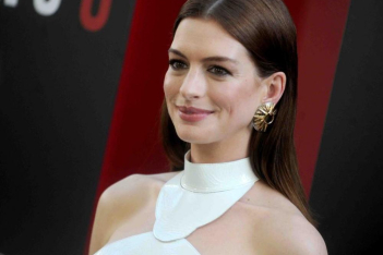 Η Anne Hathaway επικαλείται το «Devil Wears Prada» για να συνεχίσει ο κόσμος να φορά ιατρικές μάσκες