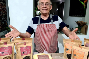 Tito Charly: Ο 79χρονος που έχασε τη δουλειά του εξαιτίας του κορωνοϊού κι έγινε διάσημος μάγειρας στο Youtube