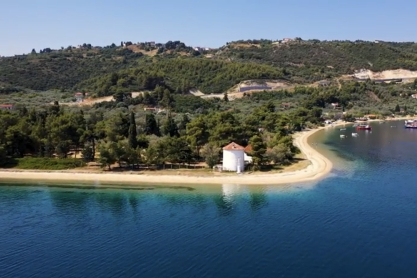 Γρεγολίμανο: Αυτή είναι η ομορφότερη αμμόγλωσσα της Εύβοιας