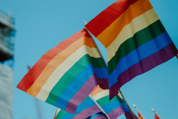 Τα εργασιακά δικαιώματα της LGBTQ κοινότητας διασφαλίζονται μετά την απόφαση που πήρε το Ανώτατο Δικαστήριο στις ΗΠΑ