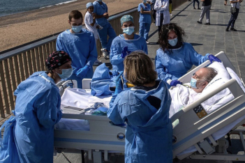 Νοσοκομείο στη Βαρκελώνη βγάζει στην παραλία τους ασθενείς που αναρρώνουν από κορωνοϊό 