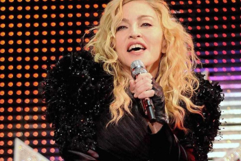 Black Lives Matter: Η Madonna εμφανίστηκε με πατερίτσες στη διαδήλωση για τον George Floyd  