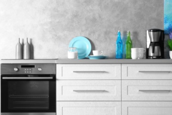 5 χρώματα και 2 tips που θα μεγαλώσουν τη μικρή κουζίνα σας