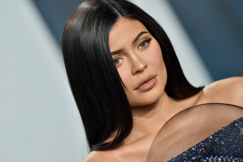 Η Kylie Jenner υιοθέτησε το χρώμα μαλλιών που επιλέγουν οι stars για το καλοκαίρι - Έγινε κατάξανθη