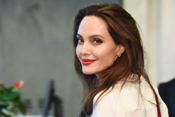 H Αngelina Jolie μόλις δώρισε 200.000 δολάρια στο NAACP Legal Defense Fund με αφορμή το θάνατο του George Floyd