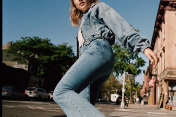 Η συλλογή Tommy Jeans για το καλοκαίρι είναι και βιώσιμη και premium