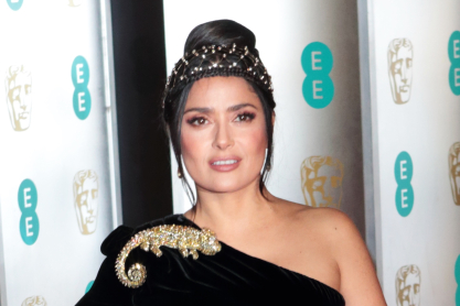 H Salma Hayek χορεύει αισθησιακά και επαναφέρει στο μυαλό μας μια θρυλική σκηνή