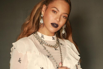 Η Beyonce κέρδισε το ανθρωπιστικό βραβείο BET και ενθάρρυνε το κοινό να διαλύσει τον ρατσισμό 