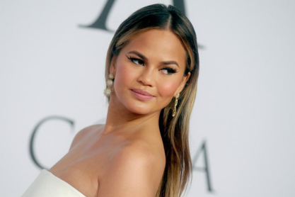 Η Chrissy Teigen έβγαλε τα εμφυτεύματα στήθους και απολαμβάνει το αποτέλεσμα