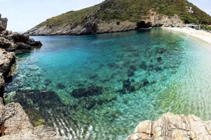 Η διπλή παραλία-καταφύγιο των ερωτευμένων στην Εύβοια 