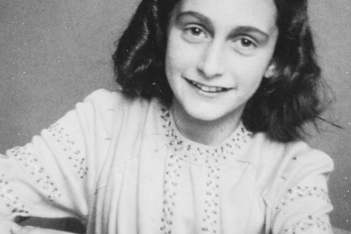 Άννα Φρανκ: Το ονειροπόλο κορίτσι που κατέγραψε τη δίνη του πολέμου στο ημερολόγιο που την έκανε διάσημη