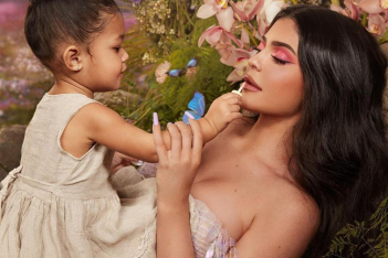 Η Kylie Jenner και η κόρη της, Stormi Webster ποζάρουν μαζί στο πιο εντυπωσιακό εξώφυλλο