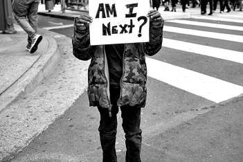 "Am I Next?": Παιδιά σε όλο τον πλανήτη εκφράζουν την ίδια απορία, διαδηλώνοντας για τη δολοφονία του George Floyd 
