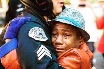 Όταν 12χρονος Αφροαμερικανός αγκάλιαζε αστυνομικό και γίνεται viral - H τραγική ιστορία που επανέρχεται στο προσκήνιο