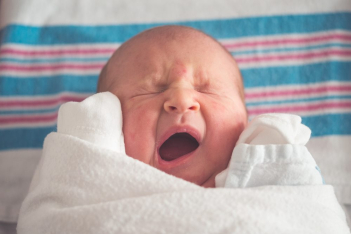 Το να αφήνετε τα μωρά να κλαίνε δεν επηρεάζει τη συμπεριφορά τους στη μετέπειτα ζωή, σύμφωνα με μια νέα μελέτη