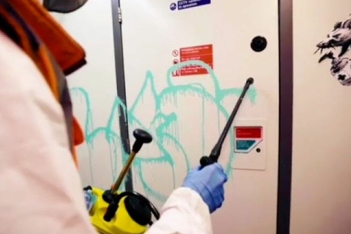 O Bansky εν ώρα εργασίας για πρώτη φορά - Ζωγραφίζει ποντίκια στο μετρό του Λονδίνου