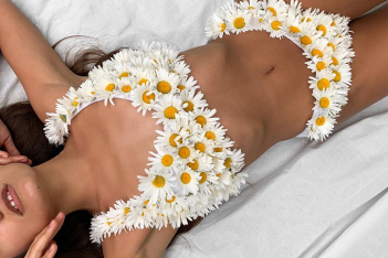 Εσείς θα φορούσατε ένα μαγιό φτιαγμένο από λουλούδια; -  Η νέα τάση στο Instagram