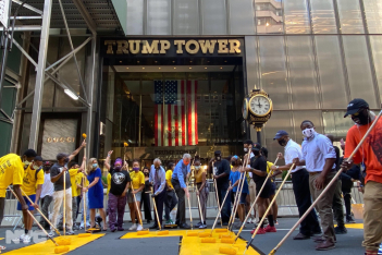 Ακτιβιστές έγραψαν με τεράστια κίτρινα γράμματα το σύνθημα «Black Lives Matter» έξω από τον πύργο του Donald Trump στη Νέα Υόρκη