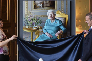 Η βασίλισσα Ελισάβετ παρακολούθησε εικονικά την παρουσίαση του νέου της πορτρέτου