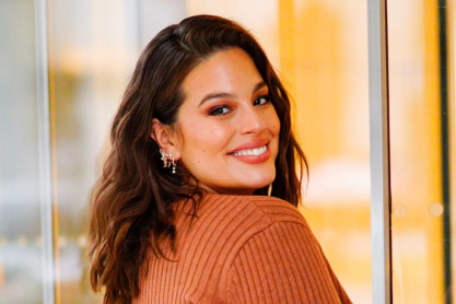 Η Ashley Graham λατρεύει το νέο της «mom body» και όλα τα σημάδια που της άφησε η εγκυμοσύνη