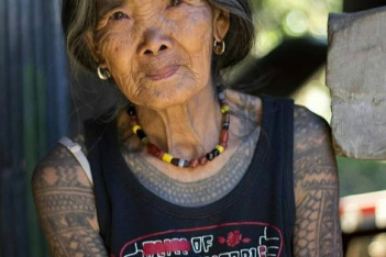 Whang-Od Oggay: H μοναδική ιστορία της γηραιότερης tattoo artist και η σπάνια τεχνική που χρησιμοποιεί 