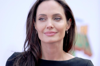 Η Angelina Jolie εμφανίστηκε για πρώτη φορά μετά από μήνες με το απόλυτο φόρεμα του καλοκαιριού