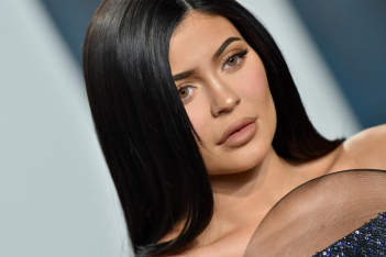 Το Twitter αντιδρά ενάντια στην Kylie Jenner, η οποία αγόρασε στην κόρη της ένα πόνι αξίας 200.000 δολαρίων