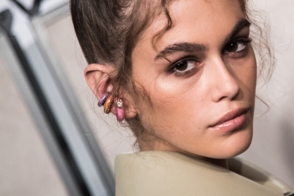 H Kaia Gerber φορά μόνο τις vinyl μπότες της στο πιο αισθησιακό της εξώφυλλο μέχρι σήμερα και καθηλώνει 
