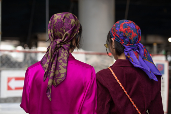 Πώς να φορέσετε το μαντήλι σας ως τοπ όπως οι πιο διάσημες influencers