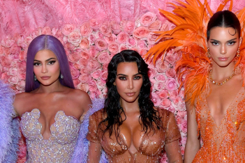 Οι αδερφές Kardashian – Jenner είναι οι Spice Girls του 2020 και αυτή η φωτογραφία το αποδεικνύει