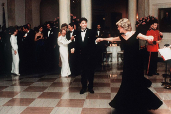 Το iconic φόρεμα της πριγκίπισσας Diana από τον χορό με τον John Travolta για πρώτη φορά στο παλάτι του Kensington