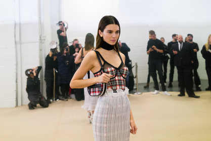 H Kendall Jenner φωτογραφήθηκε μόνη της για τη νέα καμπάνια του οίκου Burberry
