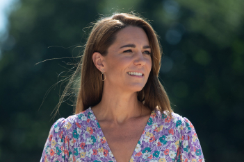H Kate Middleton παραδίδει μαθήματα στιλ - Το νέο φόρεμα που κάθε γυναίκα πριν τα 40 πρέπει να έχει 