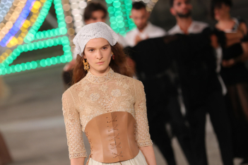 Το show του οίκου Dior στην Puglia της Ιταλίας ήταν ένα φολκλόρ όνειρο με ελληνικά στοιχεία