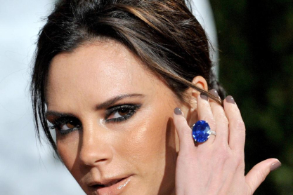 H Victoria Beckham φόρεσε το ιδανικό μαγιό που αναδεικνύει υπέροχα το μαύρισμα 