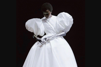 “Of Grace and Light”: O oίκος Valentino παρουσίασε τις δημιουργίες του με μοντέλα που αιωρούνταν σε ένα κατασκότεινο σκηνικό