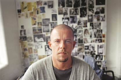 Η πρώτη συλλογή του Alexander McQueen έρχεται στη δημοσιότητα - Σπάνιο βίντεο με τις δημιουργίες του ως απόφοιτος