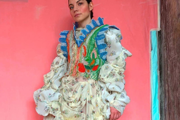 Αυτή η σχεδιάστρια από τη Ρουμανία δημιουργεί τα πιο εντυπωσιακά φορέματα από άχρηστα καλώδια